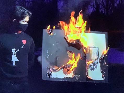 Fantôme dans la machine de Banksy, brûlé en direct